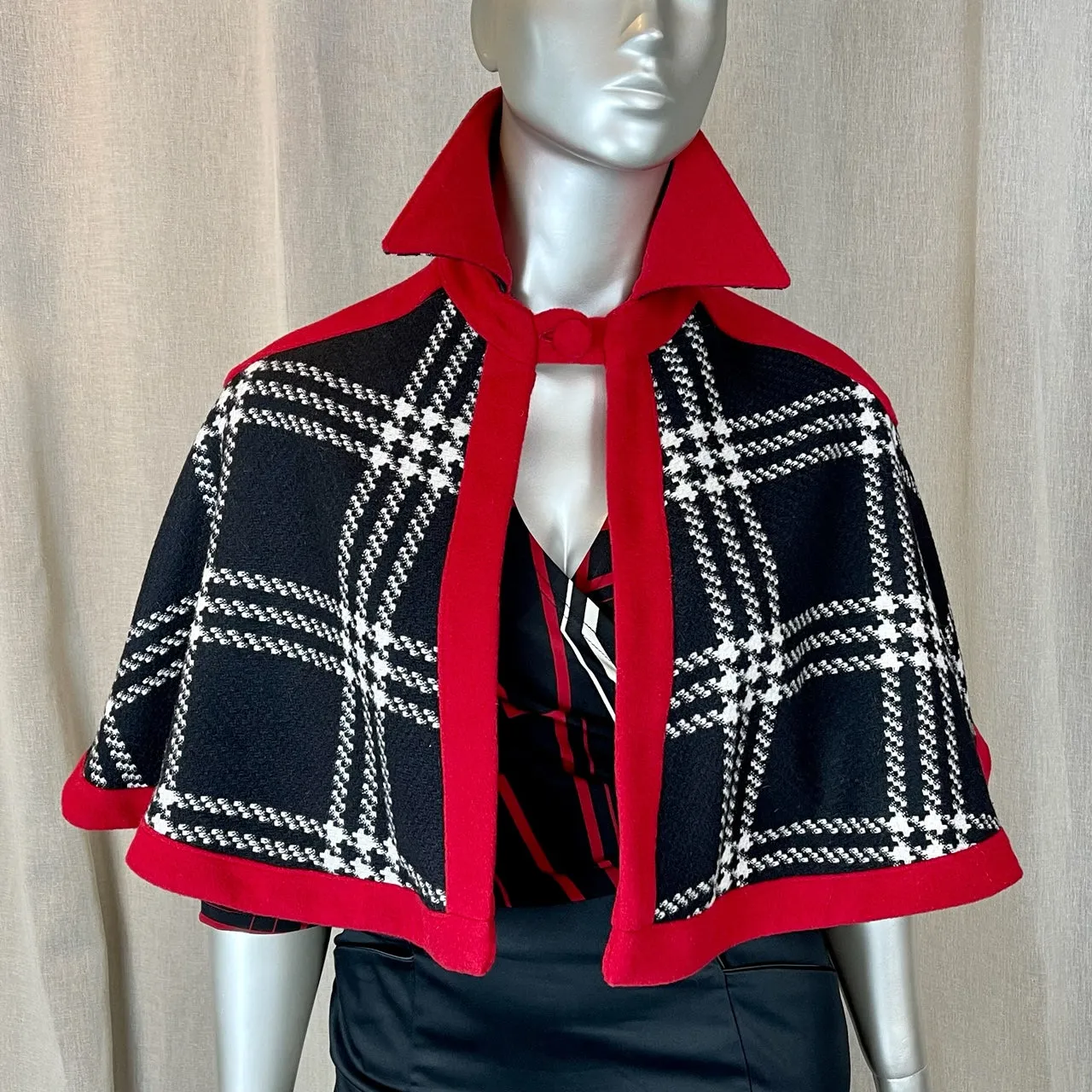 TIMELINE WOOL CAPE | Black Check.Red