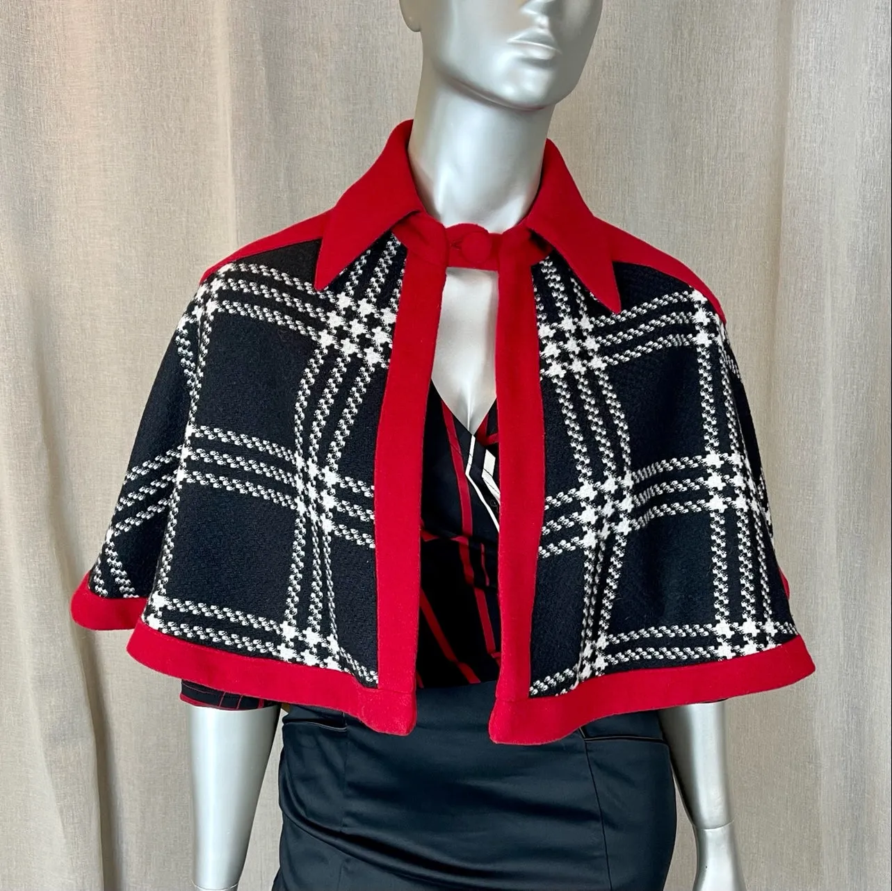 TIMELINE WOOL CAPE | Black Check.Red