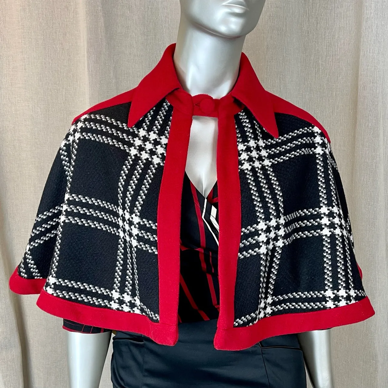 TIMELINE WOOL CAPE | Black Check.Red